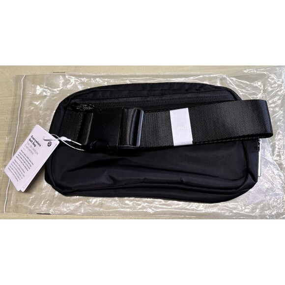 Lululemon Everywhere Belt Bag 1L with Logo Strap Black NWT - Picture 2 of 9